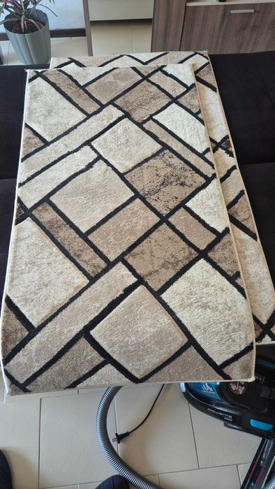 Пътеки 2бр. 150 см на 80см , всяка на цена 20 лева или общо 40лева.