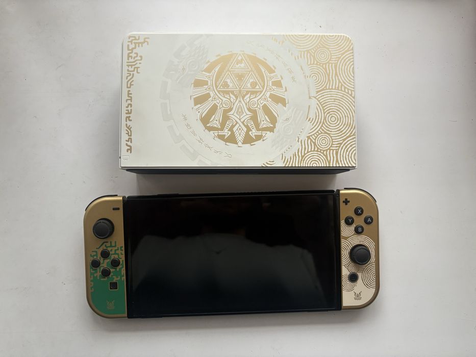 Продам nintendo switch oled zelda editionв отличном состояние