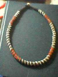 Colier indian,vintage, margele sidefii, rosii,auriisi negre, 45cm,