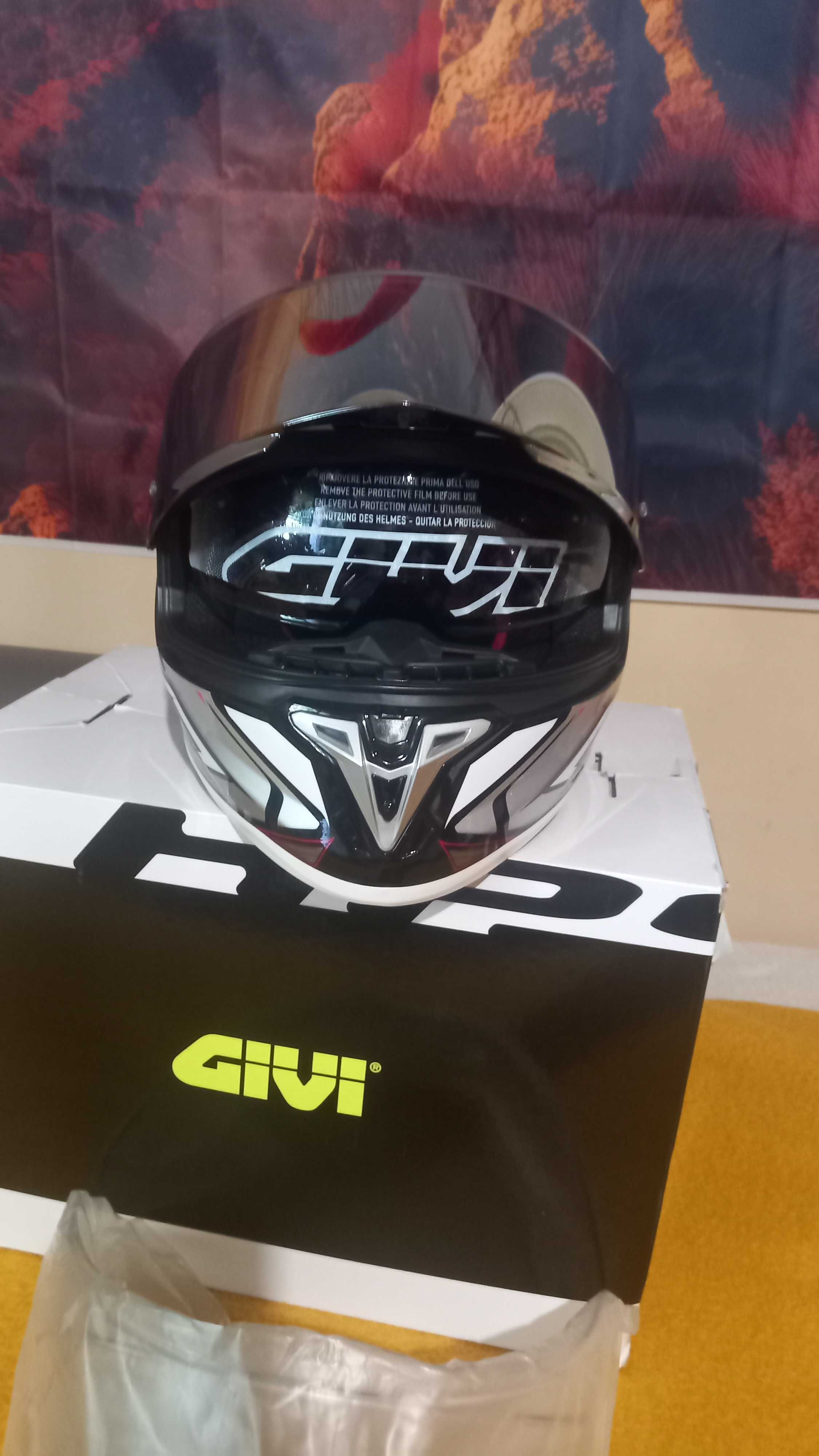Каска GIVI чисто нова