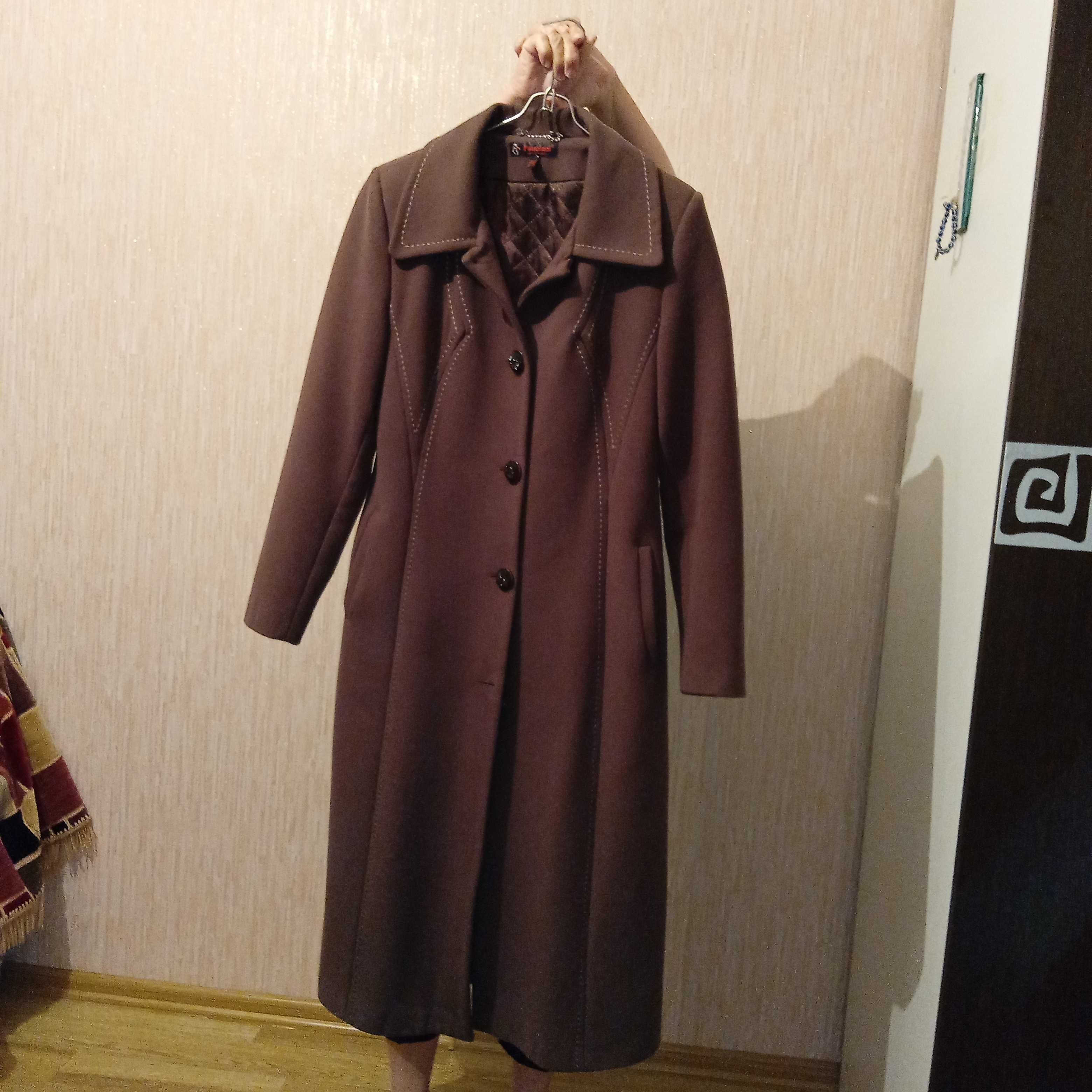 Продам 2 пальто размеры 44-48 в хорошем состоянии