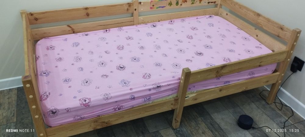 Продаю матрас (160×80), кровать в комплекте