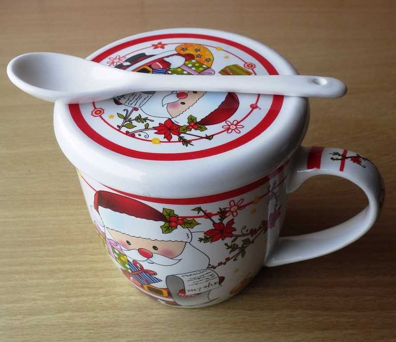 Коледна  чаша с капаче и лъжичка от порцелан в коледна опаковка