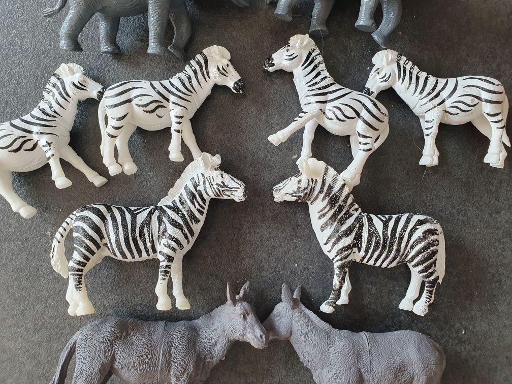 Lot 23 de animalute din plastic. Elefanti, zebre, cai, lei