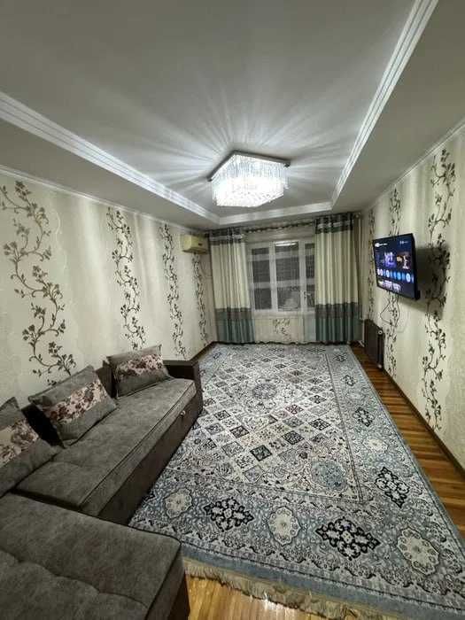 Chorsu 3 xona 2-qavatda kvartira shoshilinch sotiladi!Balkon 2*6m.