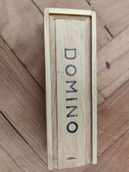 Домино със дървена кутия