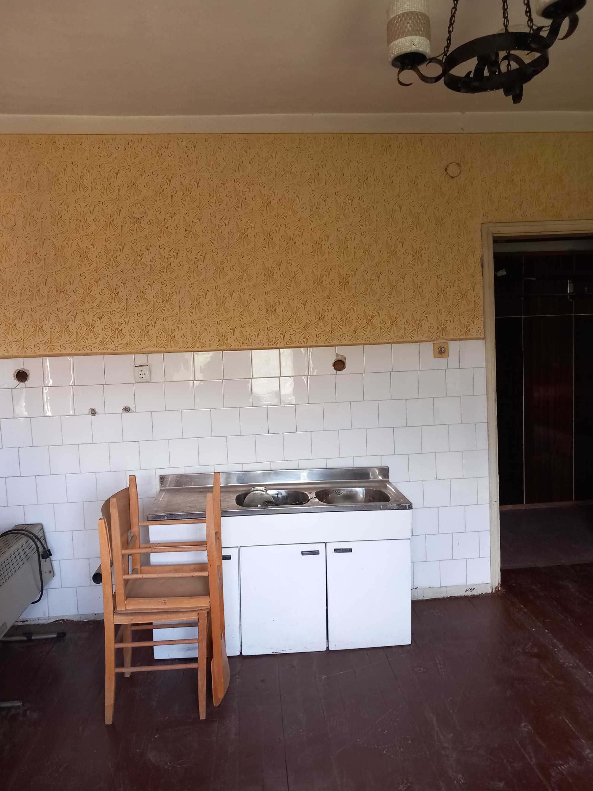 Продава къща - близнак в село Пиперков чифлик.