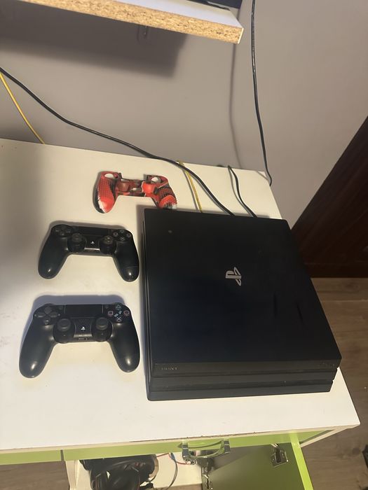Vand ps4 pro 1T GYGA  2 manete plus 1 husa si 2 jocuri
