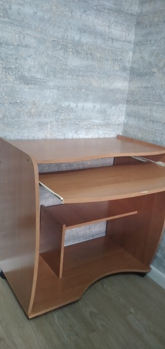 Продаю компютерный стол