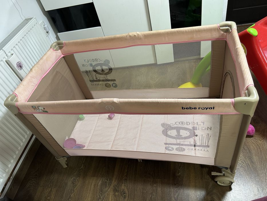 Patut pliabil cu 2 nivele si salteluta de inschimbat