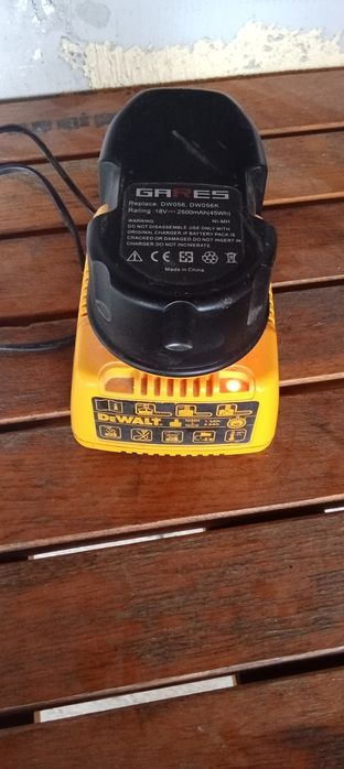 Încărcător original și baterie deWalt