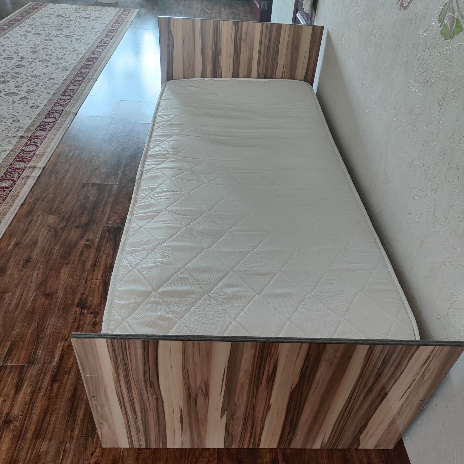 Кровать с матрасом