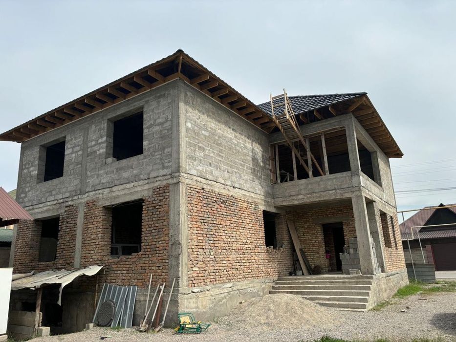 Дом не достроенный с времянкой