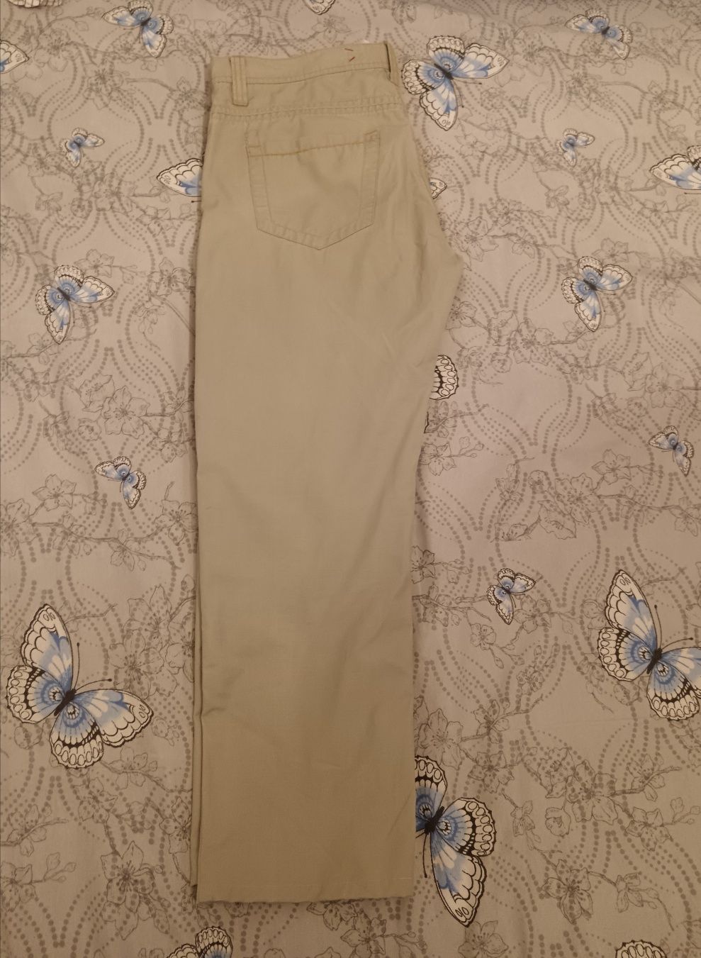 Vand blugi barbati(20-40 de ani),culoare bej deschis-marime 44