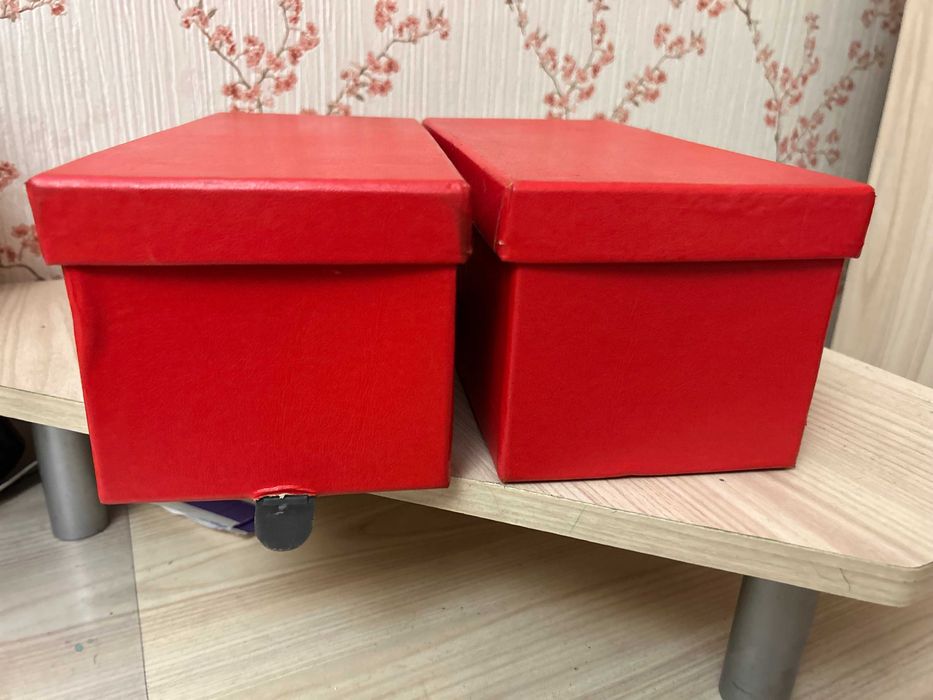 Коробки красного цвета под кожу, 27*12,5*выс.11см.