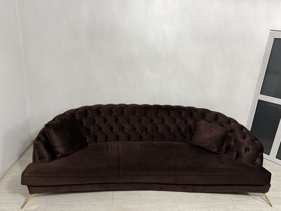 Canapea de catifea cu nasturi si pernute