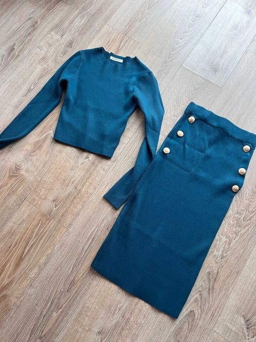 costum cu fusta tricotat