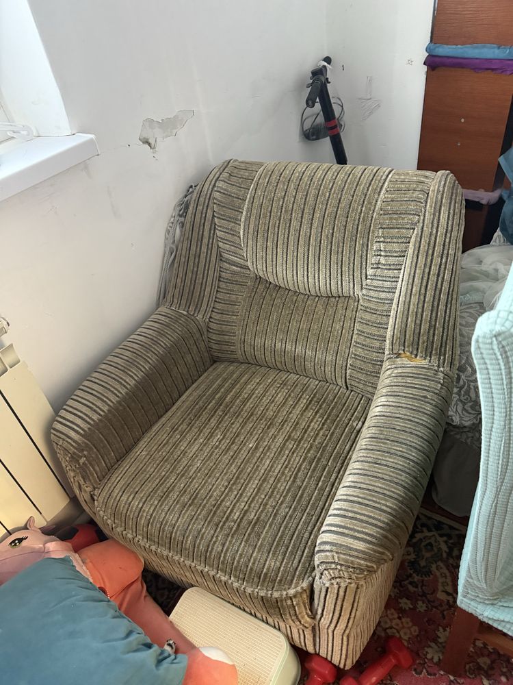 Продам диван с 2мя креслами