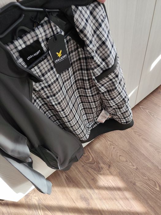 Vând Geaca Lyle Scott