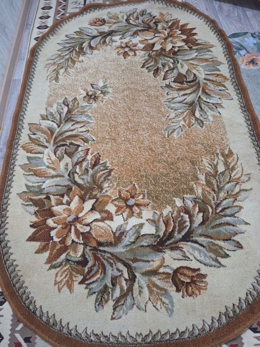 Продам овальный  коврик  в хорошем состоянии.