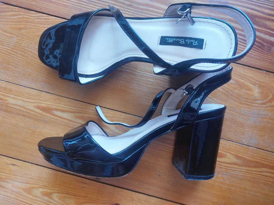 Лачени сандали на ток