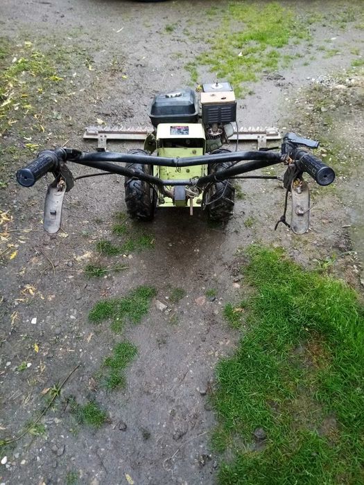 Vand motocoasa pe benzina