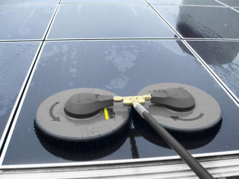 Servicii Profesionale De Spălat Panouri Fotovoltaice La Înălțime