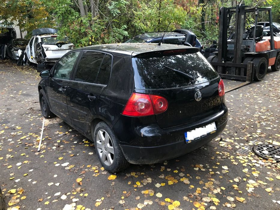 Dezmembrez VW Volkswagen Golf 5 negru benzina 2006 4 usi