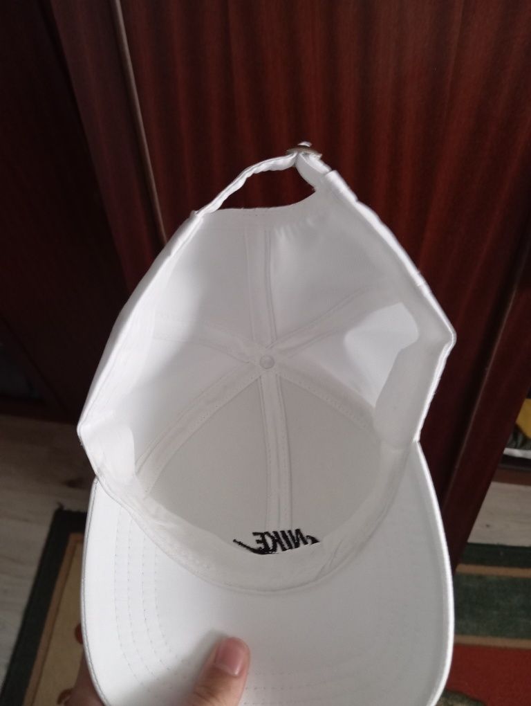 Бяла Шапка на Nike