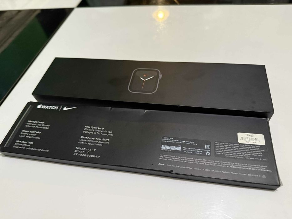 Apple Watch SE NIKE Edition. 40mm
с оригинална кутия и кабел.