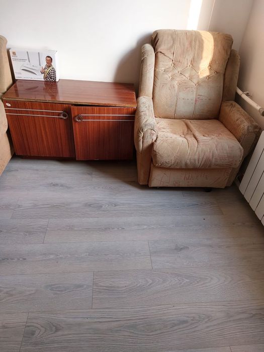 Два кресло и тумбочка