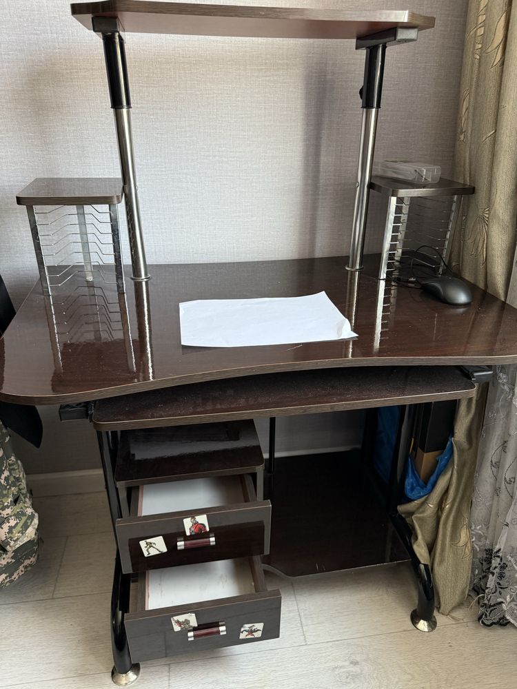 Срочно продам компьютерный стол парта