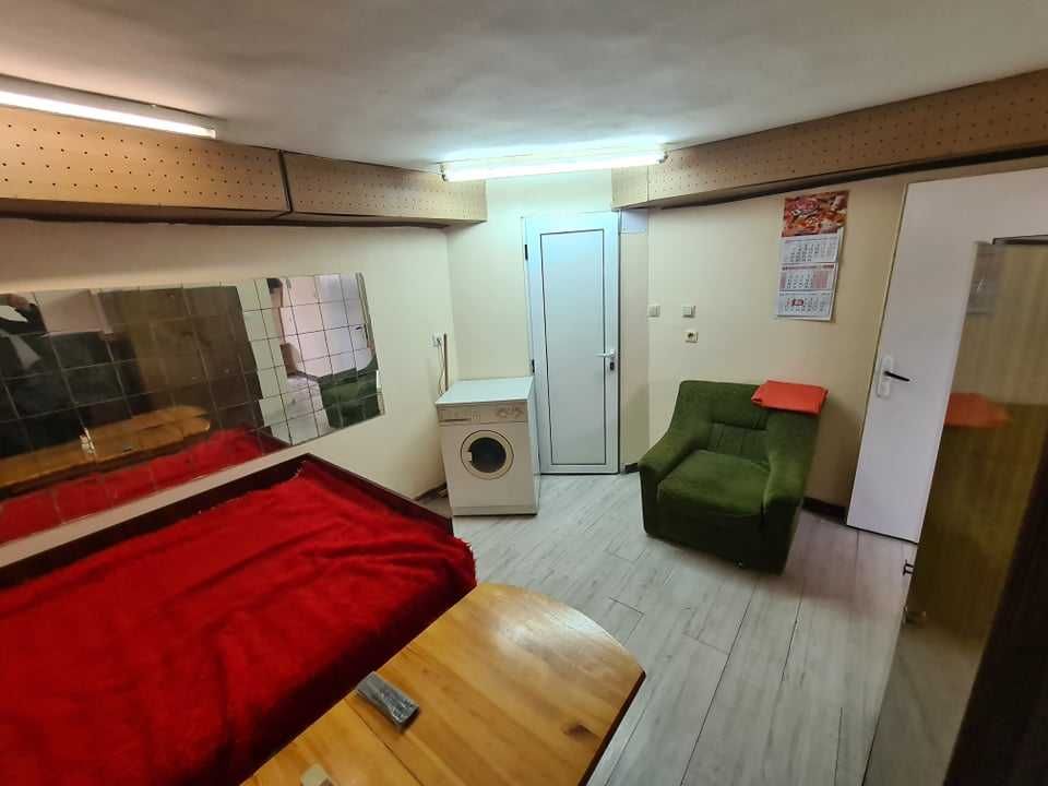 Дава се под наем Едностаен апартамент в Бургас, Център - 26 кв.м за 127.5 € - Снимка #2
