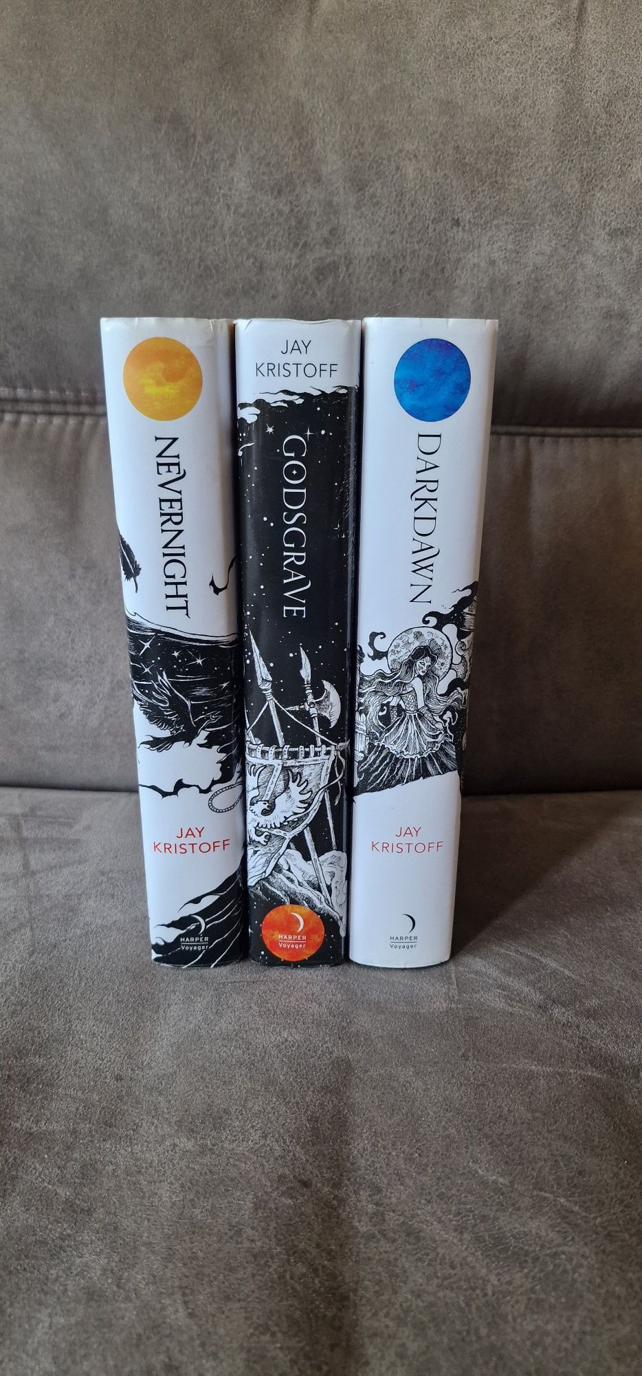 Книги на Английски език Narnia , The Nevernight , Harry Potter