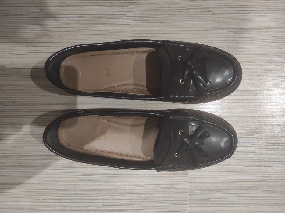 Сини лачени мокасини номер 39