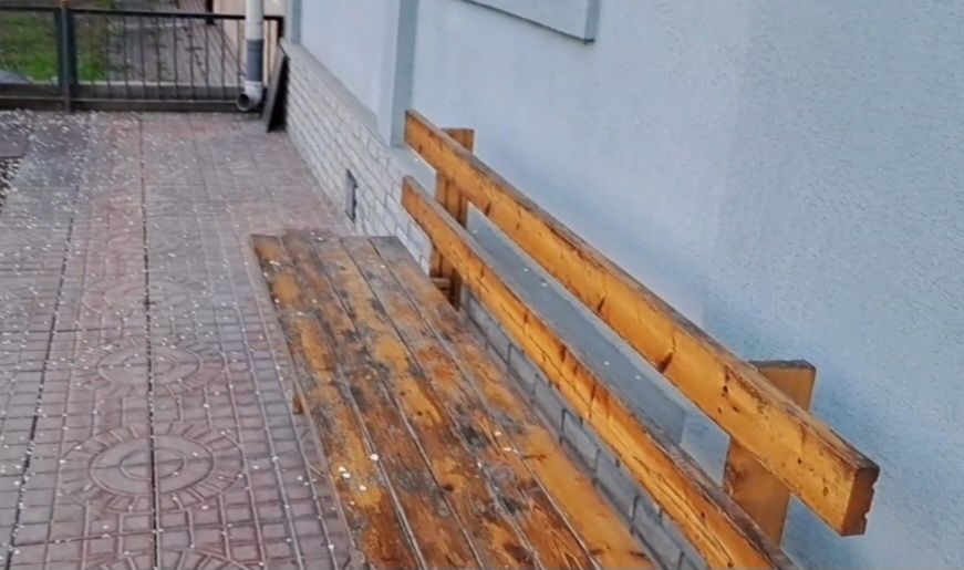 Деревянная скамейка