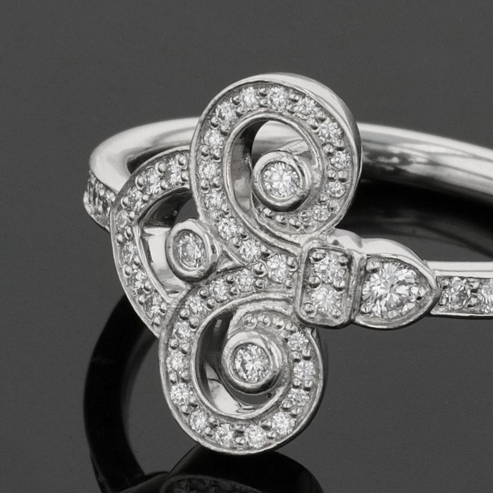 Золотое кольцо с бриллиантами модели Tiffany & Co
