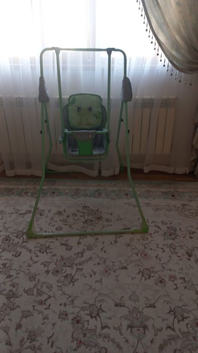 Детская качеля почти не пользовались