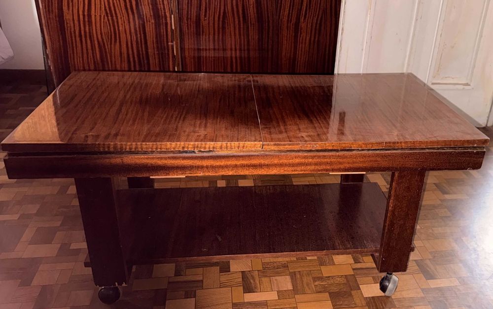 Маса от масивно дърво с две нива и лакиран горен плот