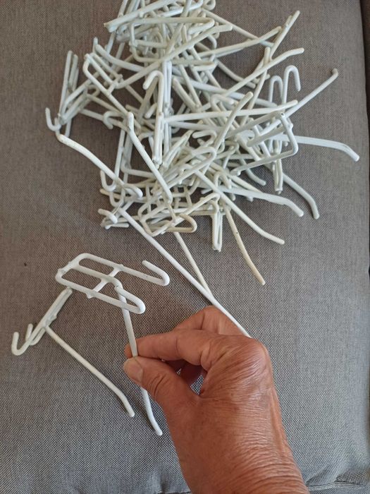 Куки за стелажи, синджири,  за окачване, метални бели и черни.