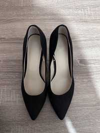Черни обувки на ток от велур (H&M)