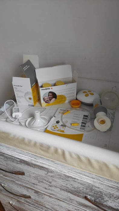 MEDELA Единична двуфазна електрическа помпа с две чисто нови шишета и