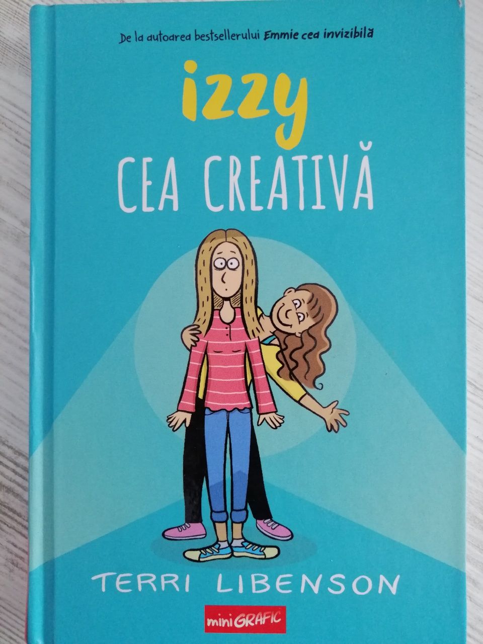 Carte de benzi desenate pentru copii - Izzy cea creativa