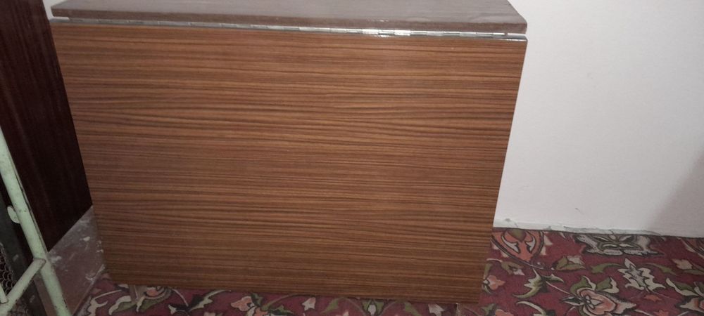 Продам стол лакированный