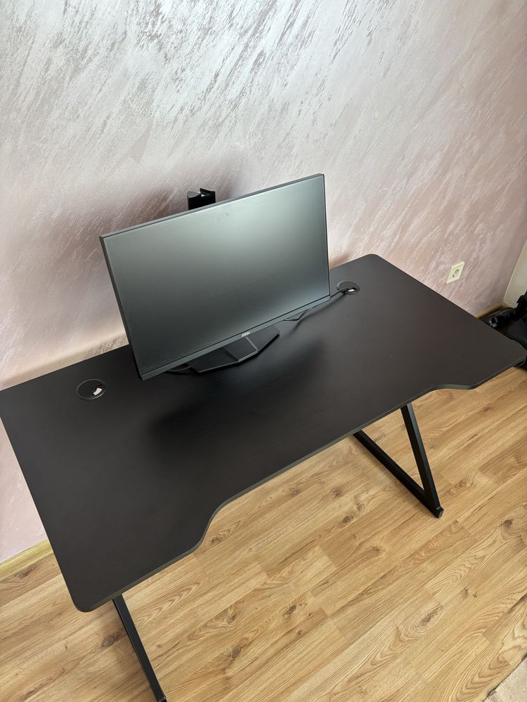 Геймърска маса (като нова) Gaming desk