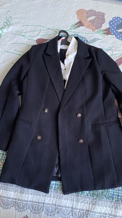 Қара костюм. Қалтасы терең.