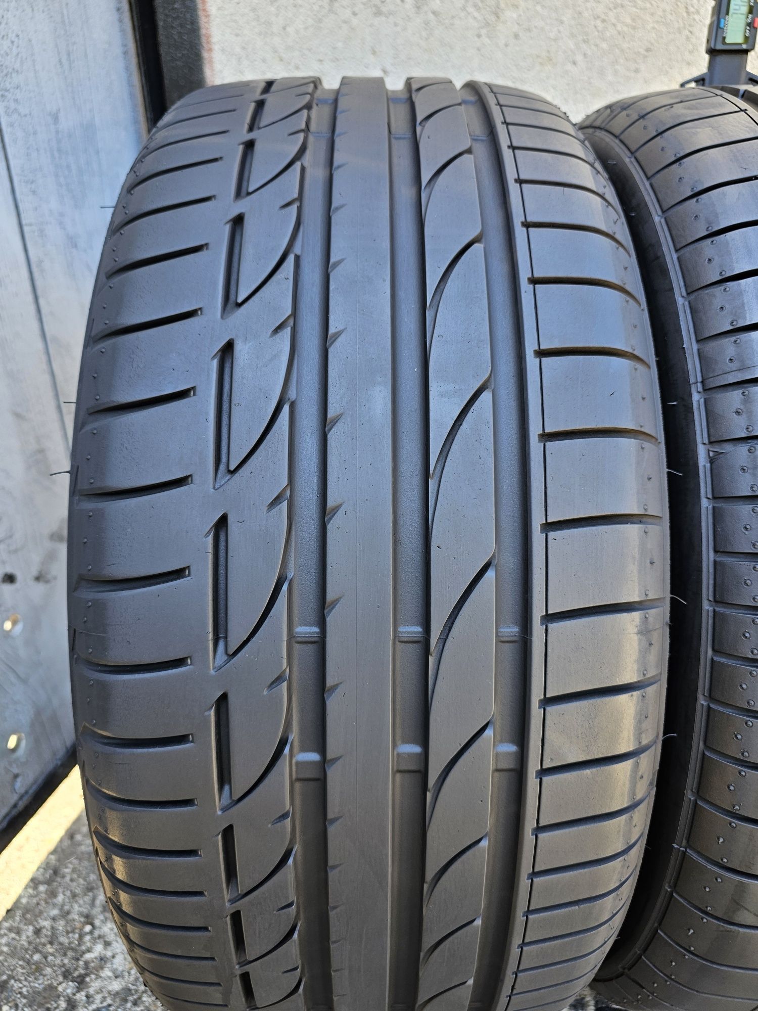 Vând două anvelope de vara Bridgestone Potenza 235 40 19 dot 4820