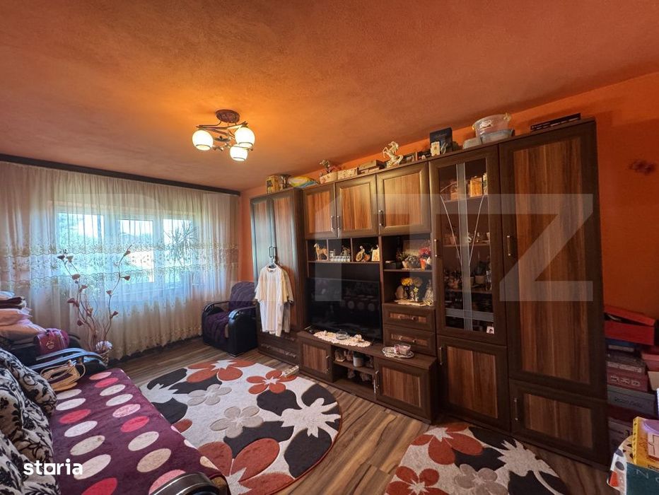 Apartament cu 3 camere, decomandat, zona Mall