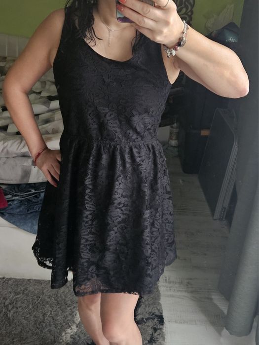 Дантелена рокля . .