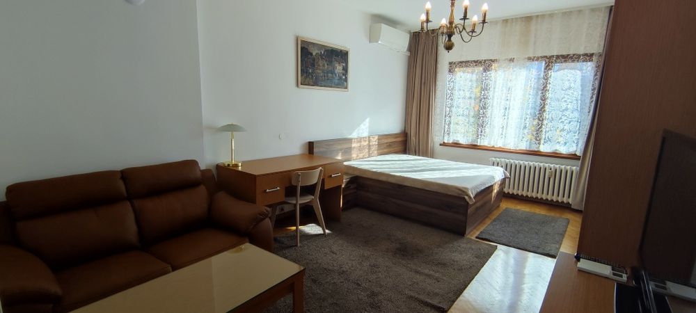 Отдава под наем двустаен апартамент в центъра на София